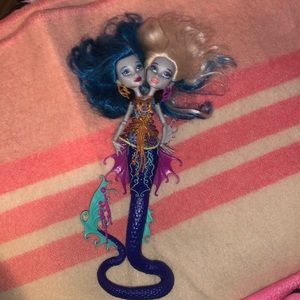 Complete Peri And Pearl Monster High Doll